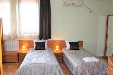 Фото номера Дом с 7 комнатами Дома для отпуска Guest House Brezata - Betula г. Главатарци 38