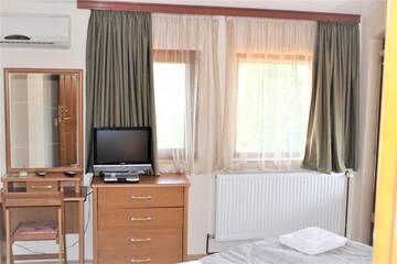 Фото номера Дом с 7 комнатами Дома для отпуска Guest House Brezata - Betula г. Главатарци 36