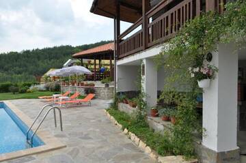 Фото номера Дом с 7 комнатами Дома для отпуска Guest House Brezata - Betula г. Главатарци 49